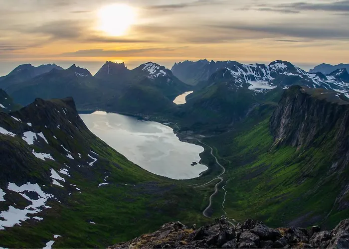 Senja, 2 Bedroom Apartment, Surrounded By The Northern Lights And The Midnight Sun Finnsnes